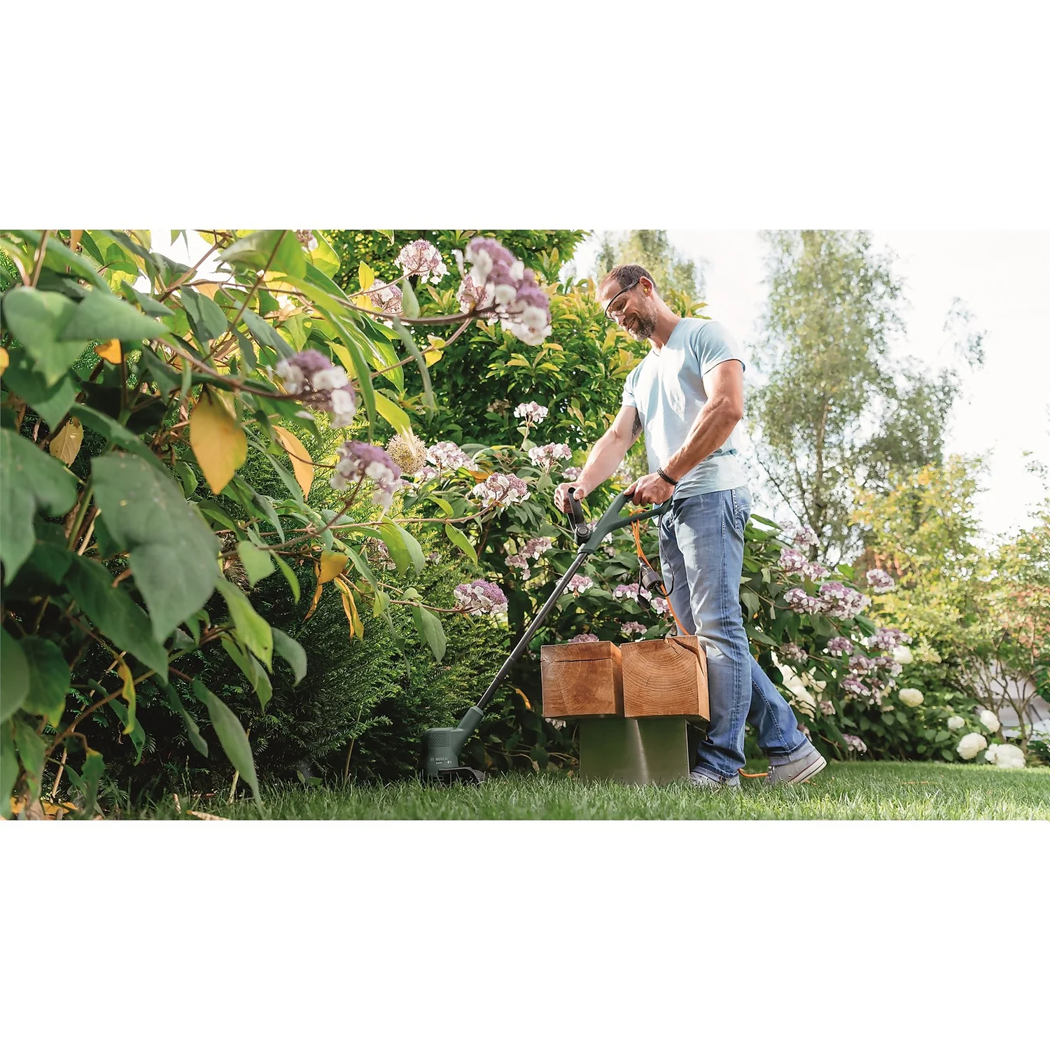 Bosch Easygrasscut 26 Corded Grass Trimmer 5 Bosch Easygrasscut 26 Corded Grass Trimmer - Image 3